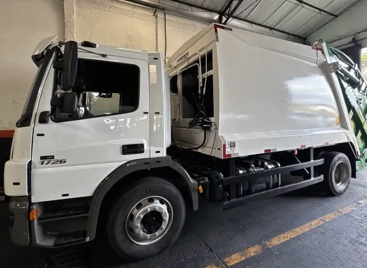 Caminhão e equipamento da frota Lelu Locações