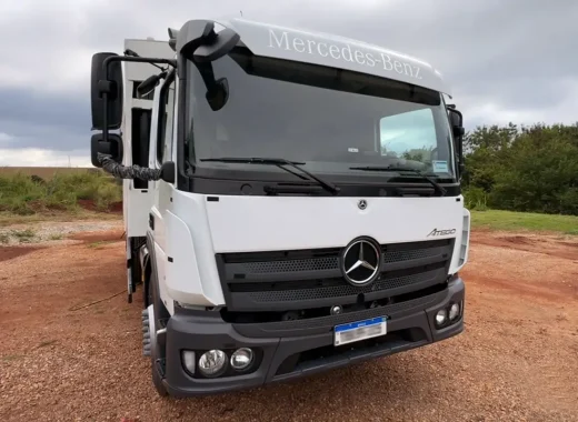 Caminhão de serviço urbano disponível na frota da Lelu