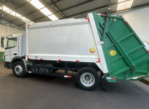 Veículo e implemento para operação de limpeza urbana
